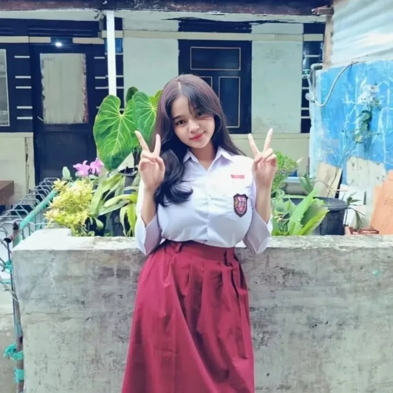 Hình nữ sinh lớp 6 hồn nhiên tươi tắn