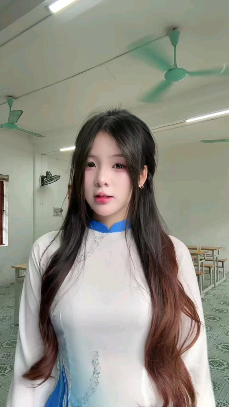 Hình nữ sinh lớp 6 thanh lịch dịu dàng