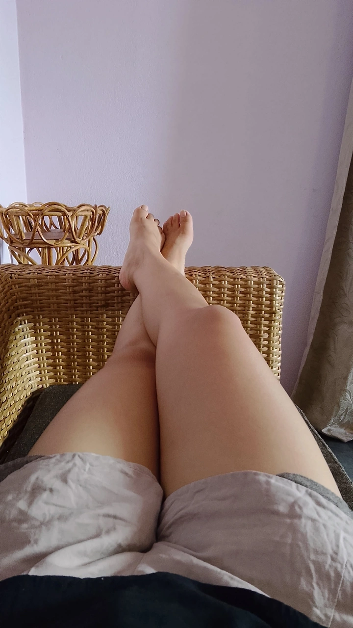 Hình đùi gái đẹp trắng mịn duyên dáng