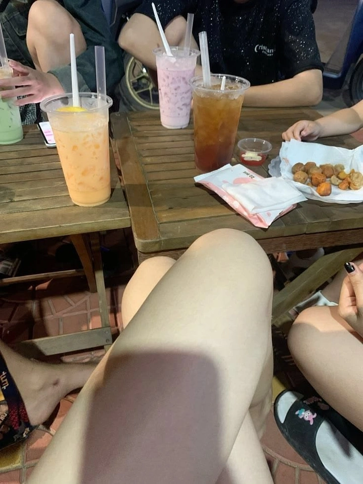 Hình đùi xinh gái đẹp mịn màng quyến rũ
