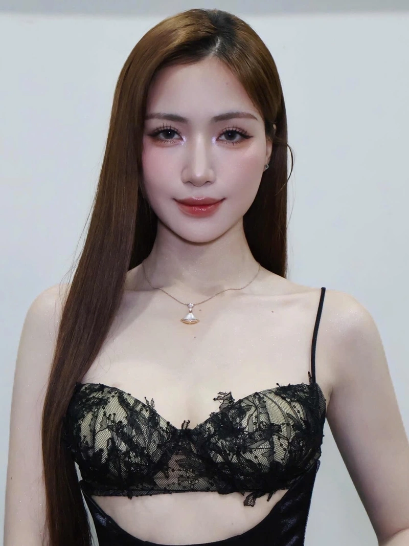Hòa Minzy cởi đồ bikini lộ hàng gợi tình