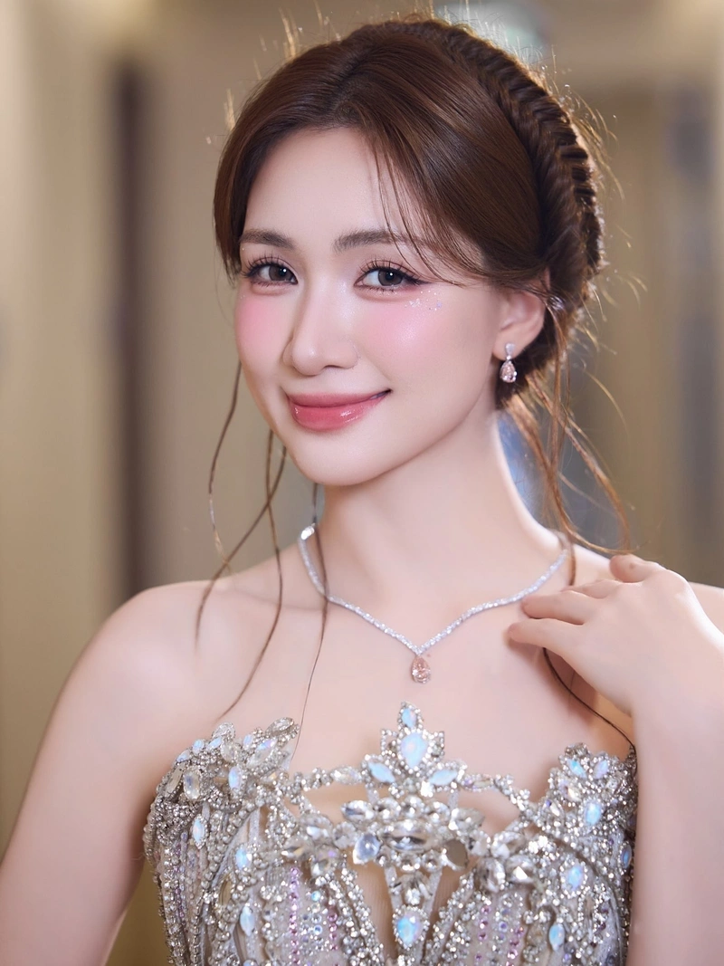 Hòa Minzy khoe hàng không che full HD gợi dục