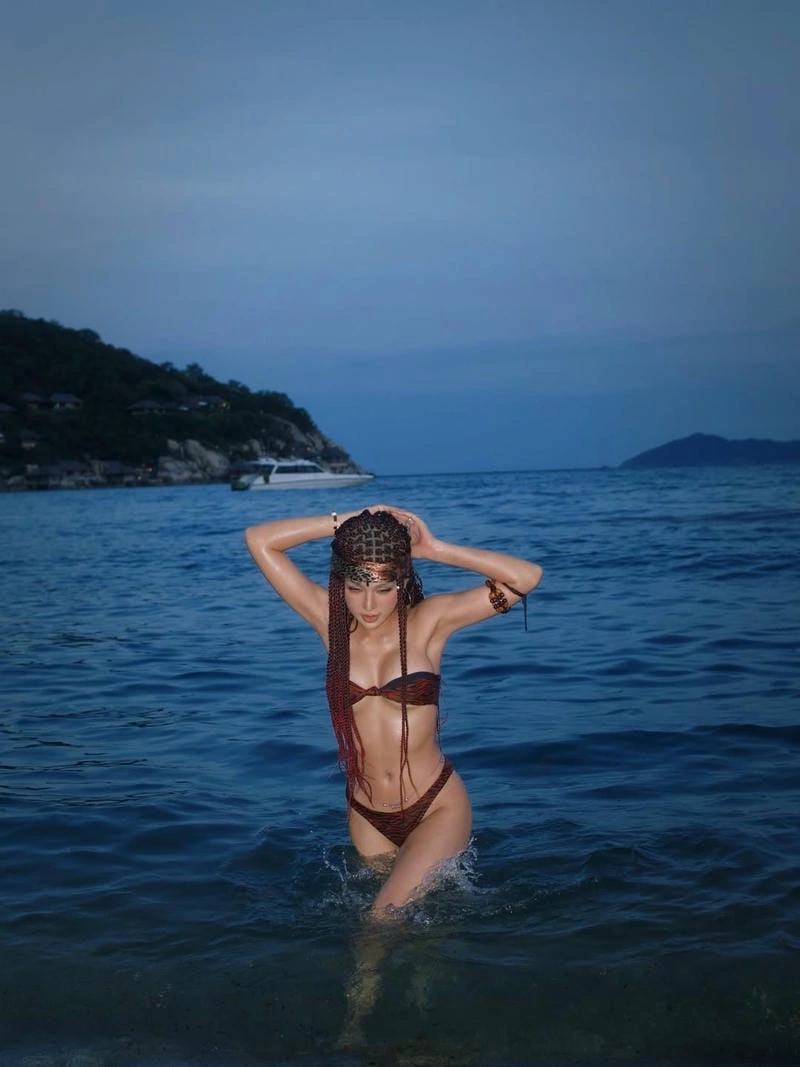 Hoà Ruby bikini sexy hiện đại tôn lên đường nét hoàn hảo