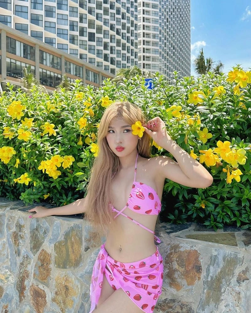 Hoà Ruby bikini sexy lộng lẫy khoe đường cong tuyệt mỹ