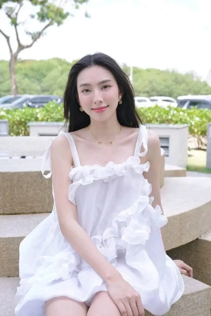 Hoa hậu Thùy Tiên nóng bỏng lộ vòng một to tròn