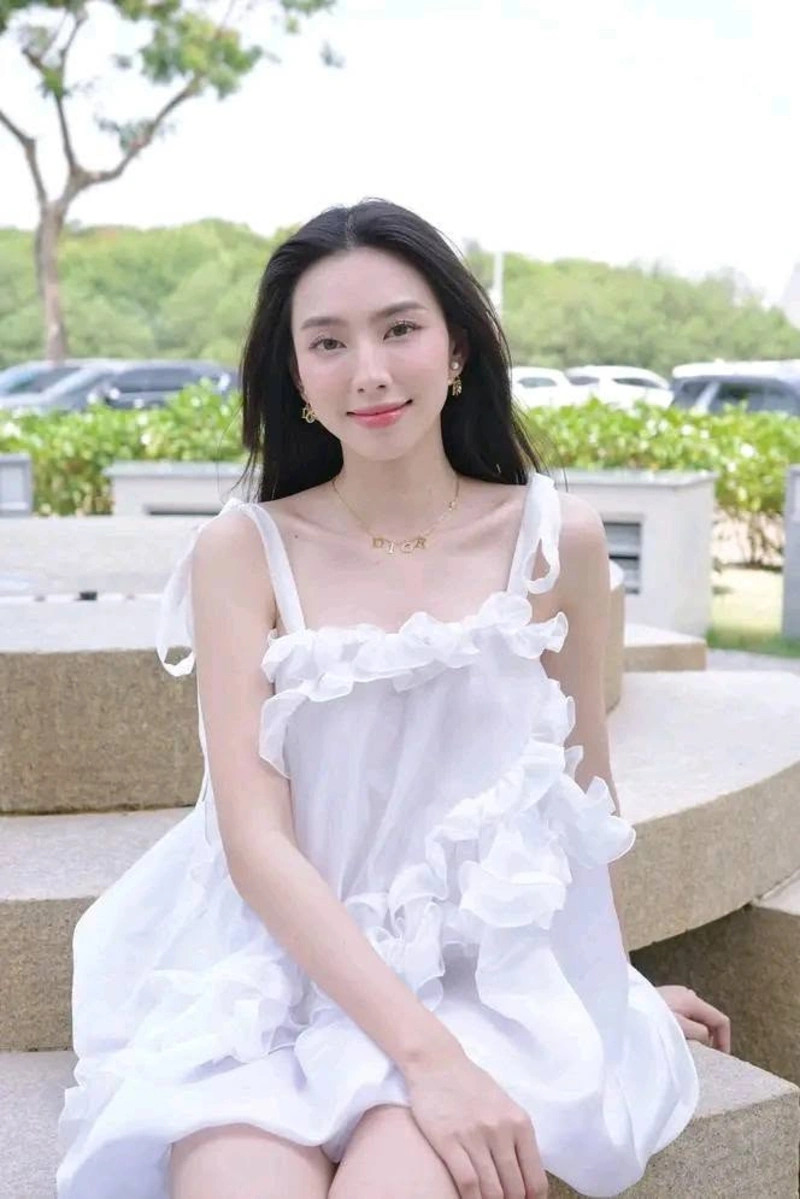 Hoa hậu Thùy Tiên nóng bỏng lộ vòng một to tròn