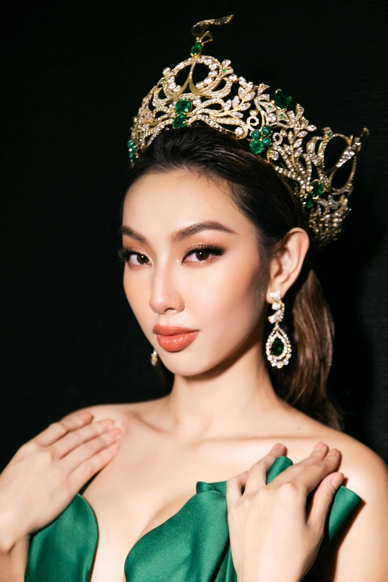 Hoa hậu Thùy Tiên quyến rũ với vòng ba căng tròn gợi tình