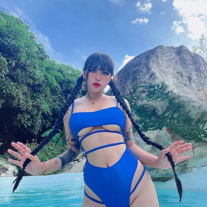 Hotgirl diện đồ tắm bốc lửa khoe đường cong hút hồn