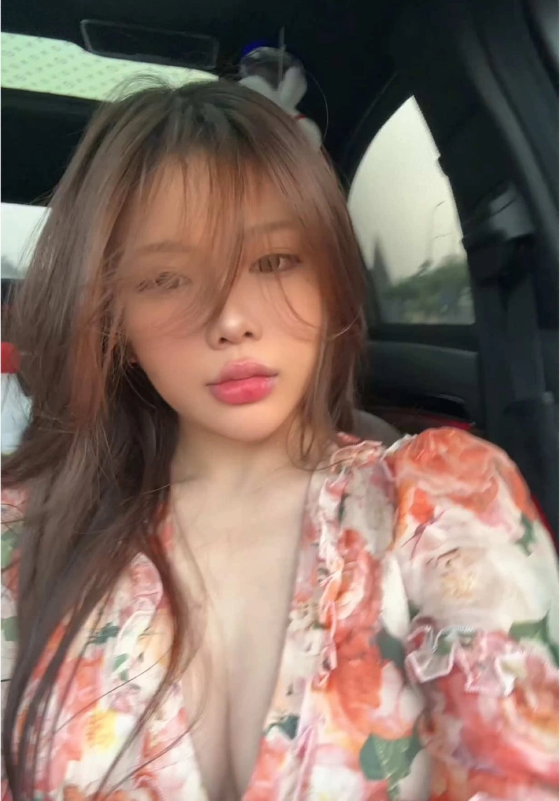 Hương Tịt ngực lớn gợi dục trong ánh sáng nhẹ