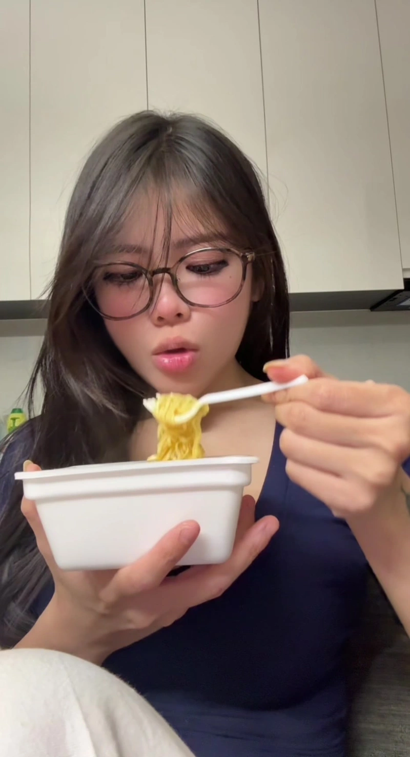 Hương Tịt show hàng bikini mỏng manh không che nhiều