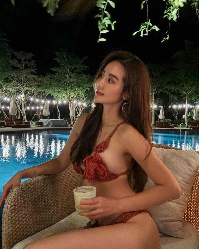 Huyền lizzie bikini sexy cá tính và vô cùng gợi cảm mọi góc nhìn