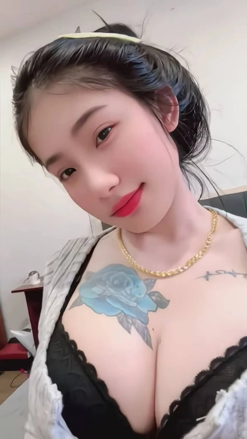 Huỳnh Thị Bảo Trân cởi hết khoe hàng nóng bỏng