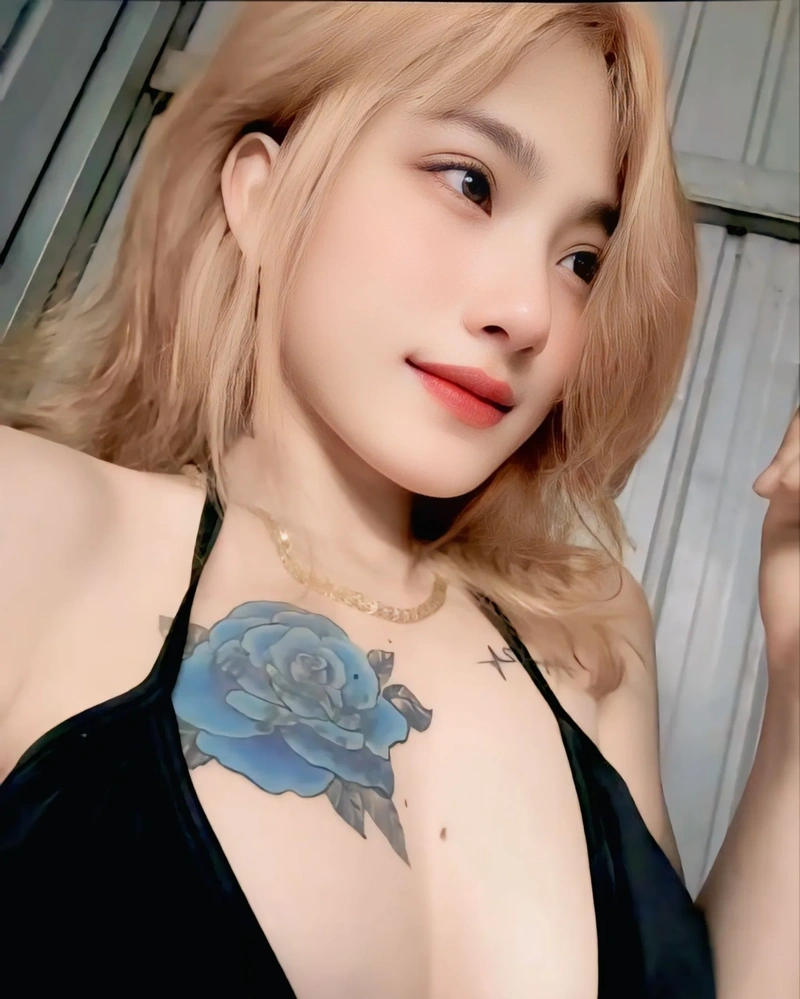 Huỳnh Thị Bảo Trân show vòng một căng tròn 4K