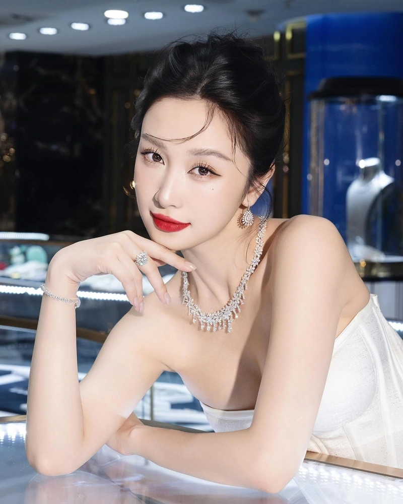 Jun Vũ bikini mỏng khoe đường cong hút hồn