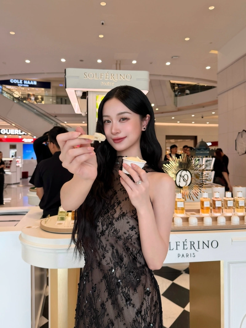 Jun Vũ bikini ôm sát khoe mông đít căng tròn