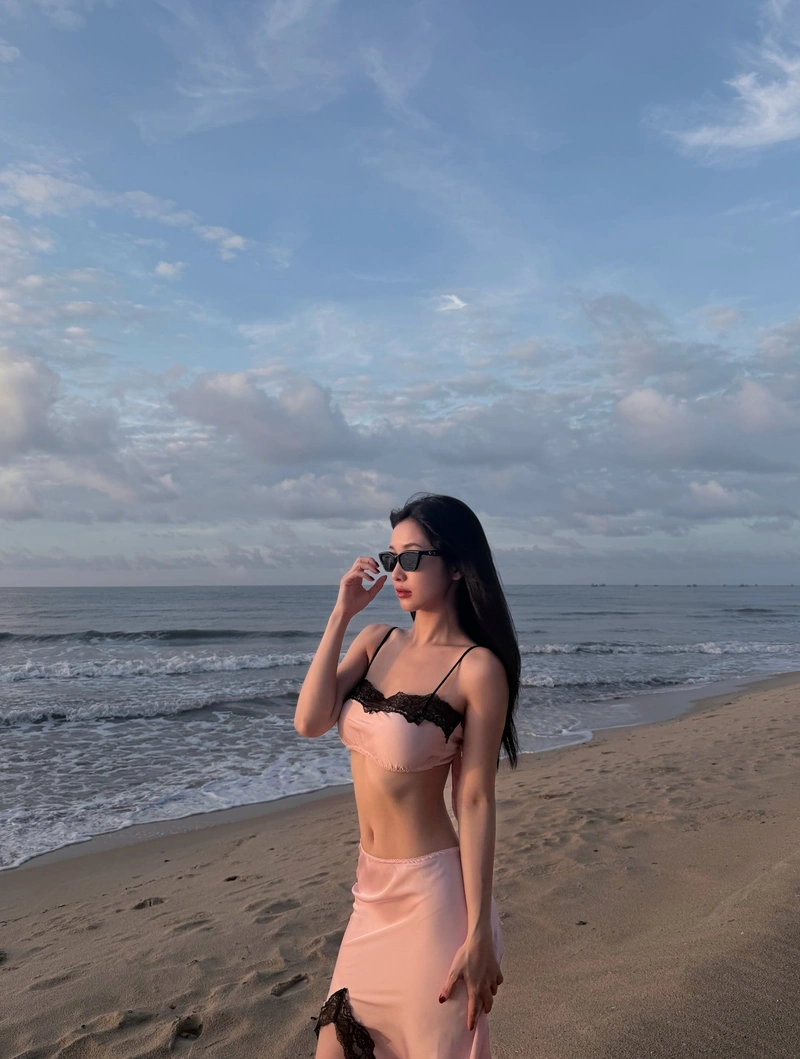 Jun Vũ khoe vòng 3 quyến rũ trong bikini mỏng