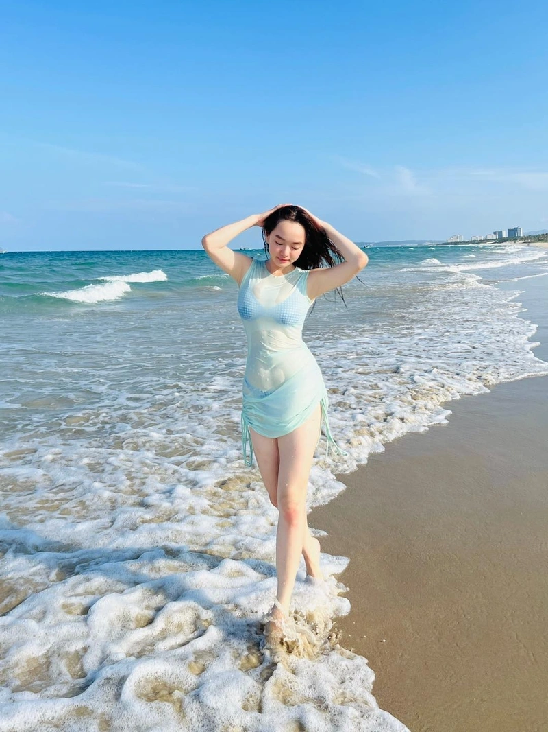 Kaity Nguyễn bikini sexy thân hình dâm đãng
