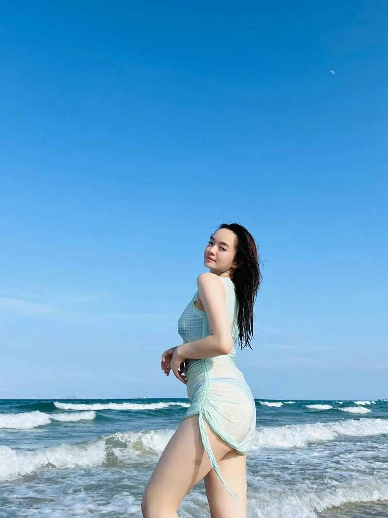 Kaity Nguyễn mặc bikini mỏng manh lộ vòng một căng tròn