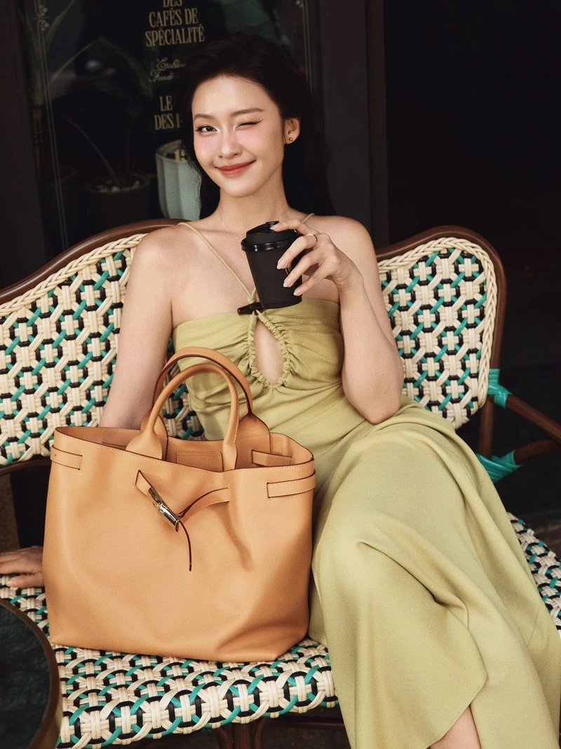Khả Ngân diện đồ mỏng lộ hàng gợi cảm