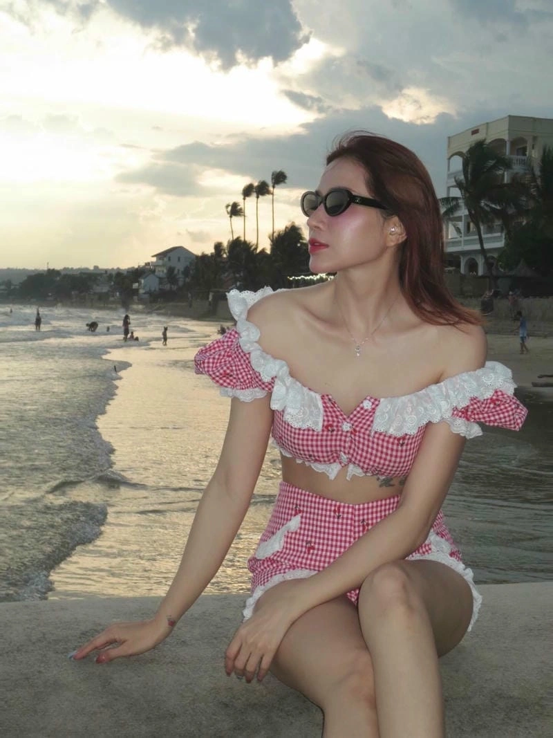 Khả như bikini sexy diện đồ bơi sành điệu và nóng bỏng