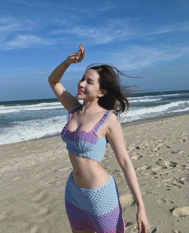 Khả như bikini sexy diện thiết kế nổi bật đầy tự tin