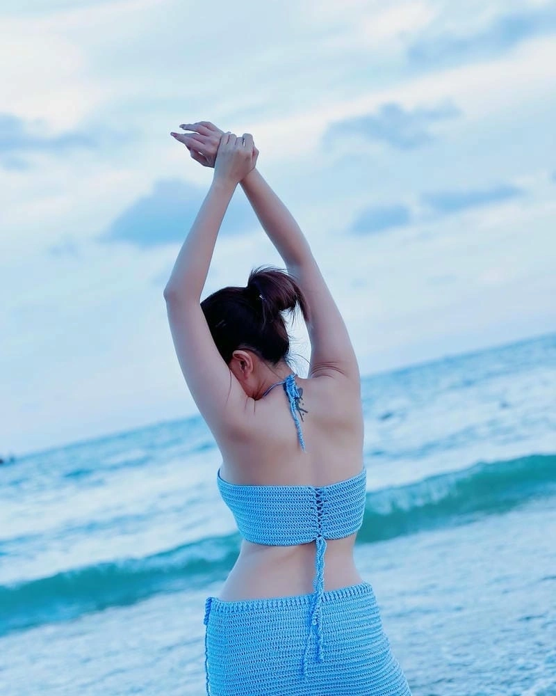 Khả như bikini sexy hiện đại và quyến rũ trong từng góc máy