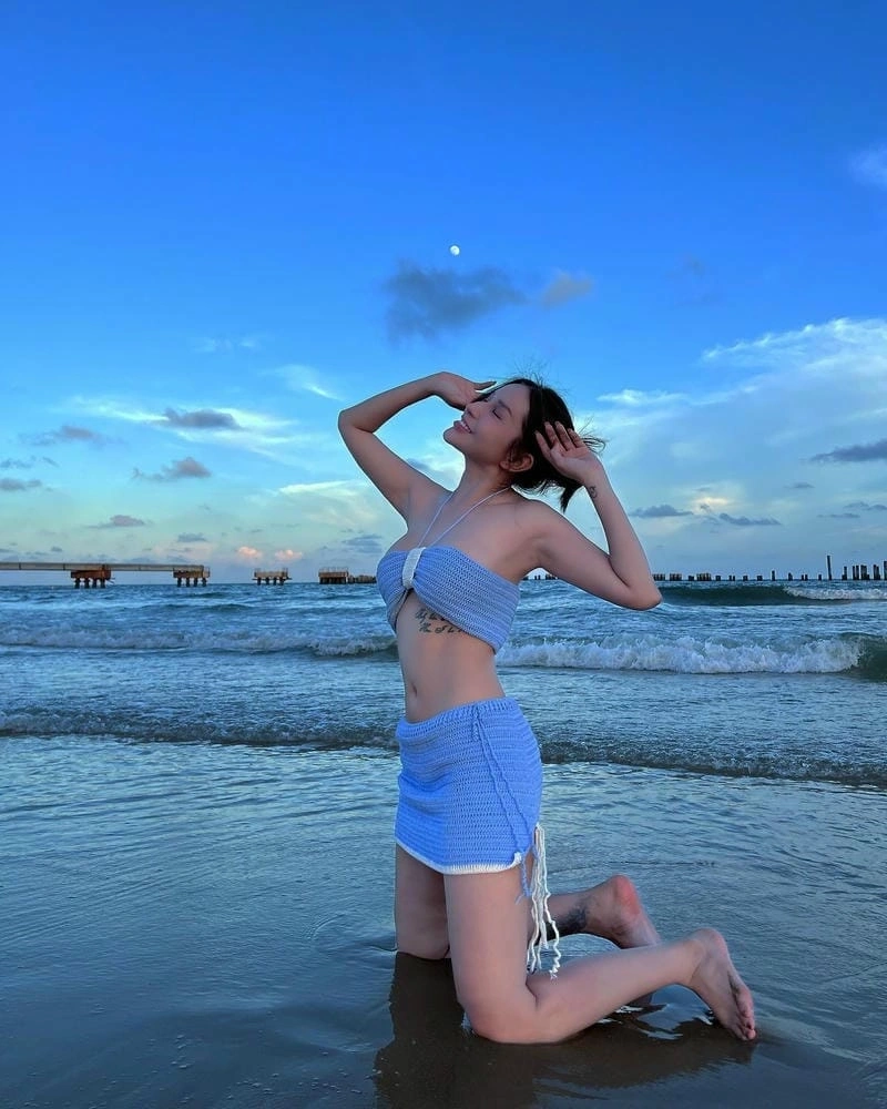 Khả như bikini sexy tạo dáng cuốn hút trên bãi biển