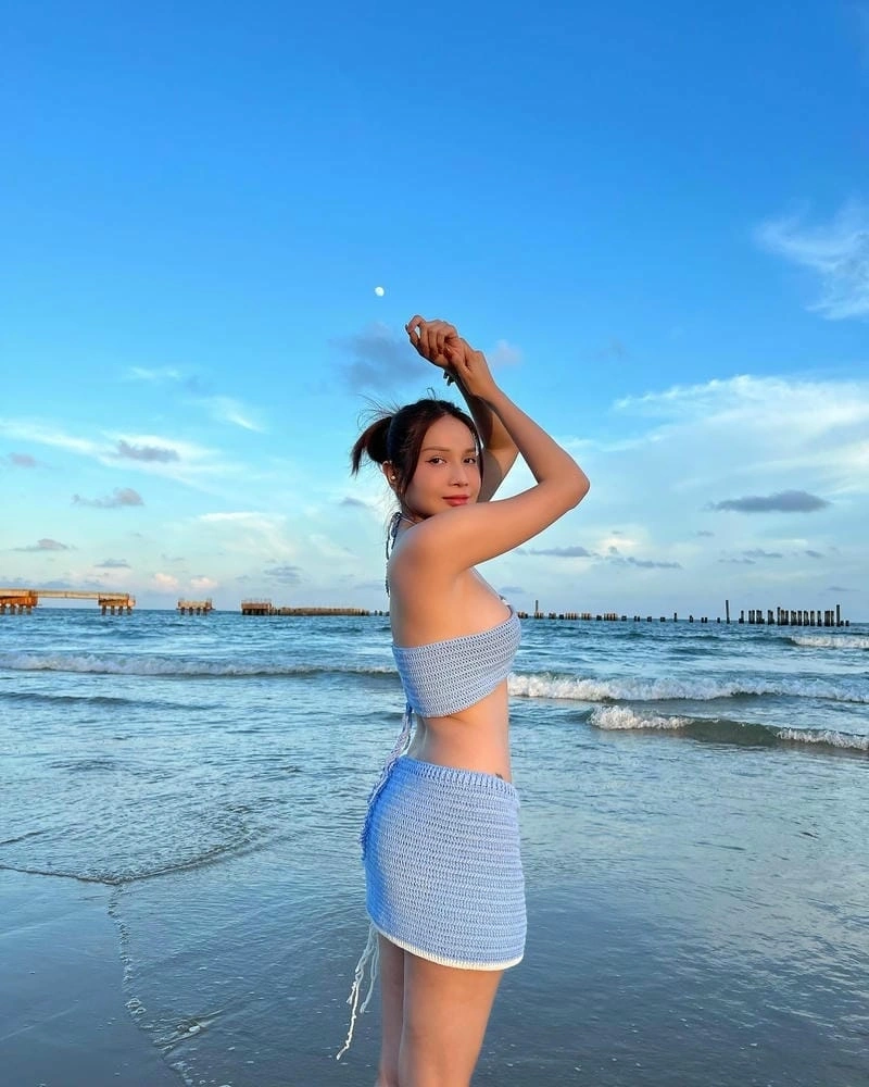 Khả như bikini sexy tỏa sáng rạng rỡ dưới ánh nắng vàng