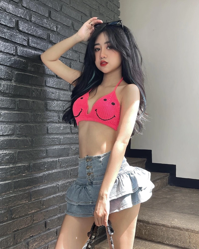 Lê Kim Loan show body bikini 2K gợi tình