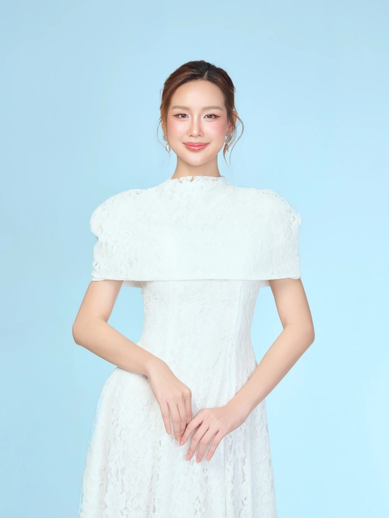 Lê Nguyễn Bảo Ngọc cởi đồ gợi dục khoe thân hình siêu phẩm