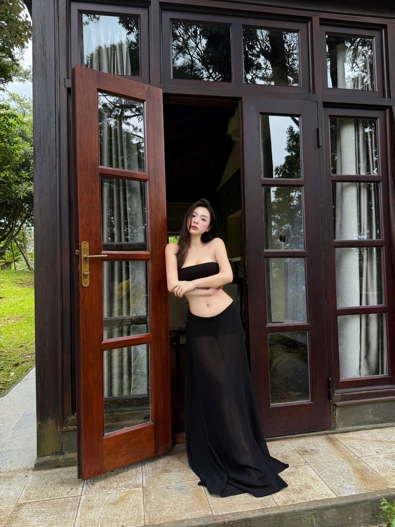 Linh Chi khoe vòng ba quyến rũ bikini