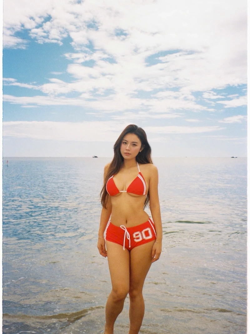 Linh Chi lột bikini khoe da thịt mịn