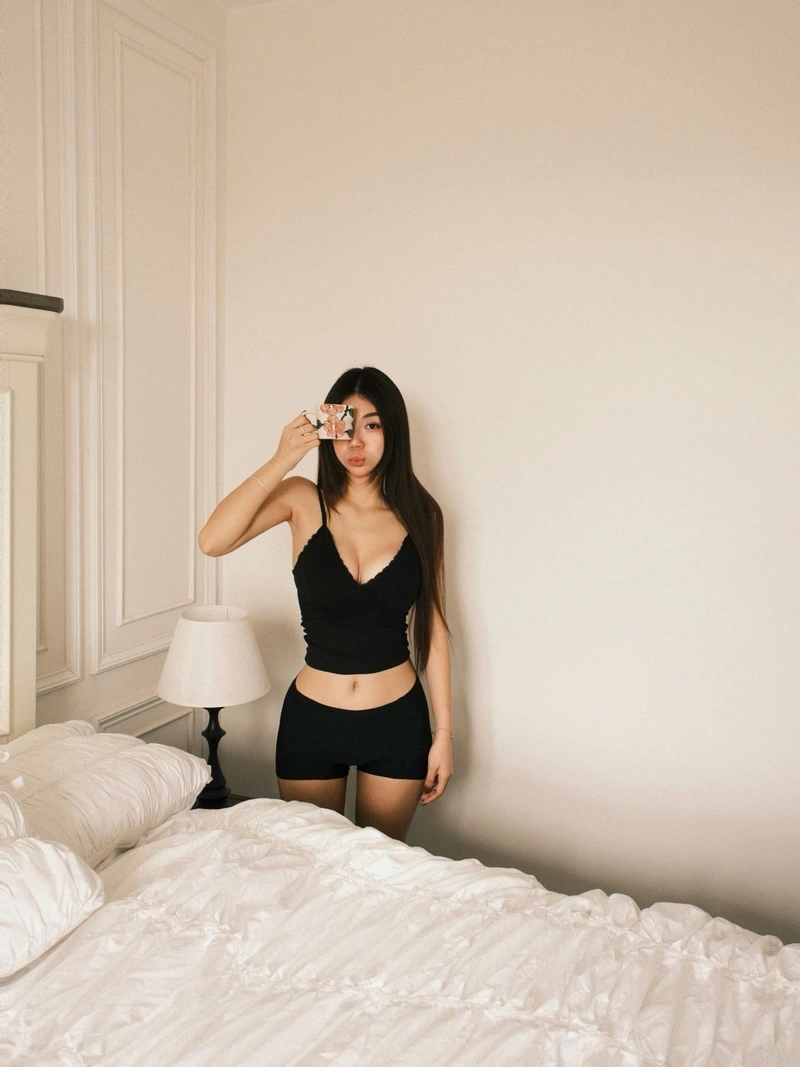 Linh Chi show hàng với bikini gợi cảm