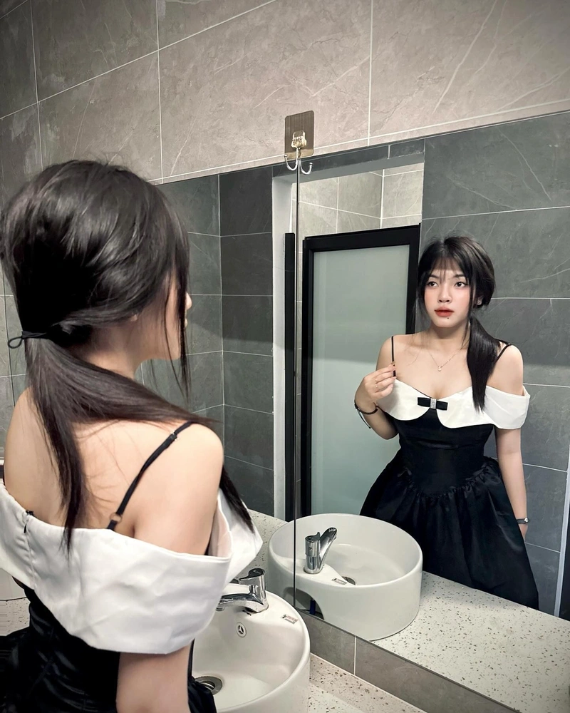 Linh Tây bikini sexy đít tròn quyến rũ