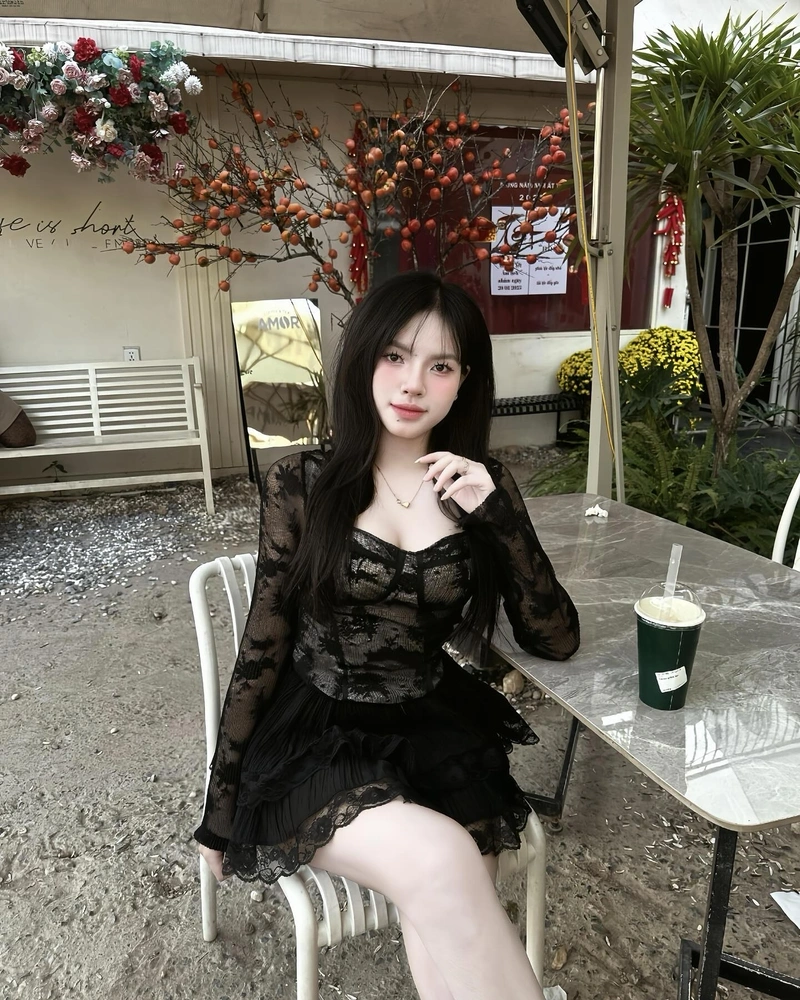 Linh Tây khoe hàng bikini dâm đãng đầy mê hoặc