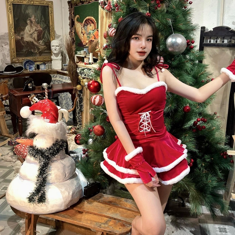 Linh Tây show hàng bikini sexy không che