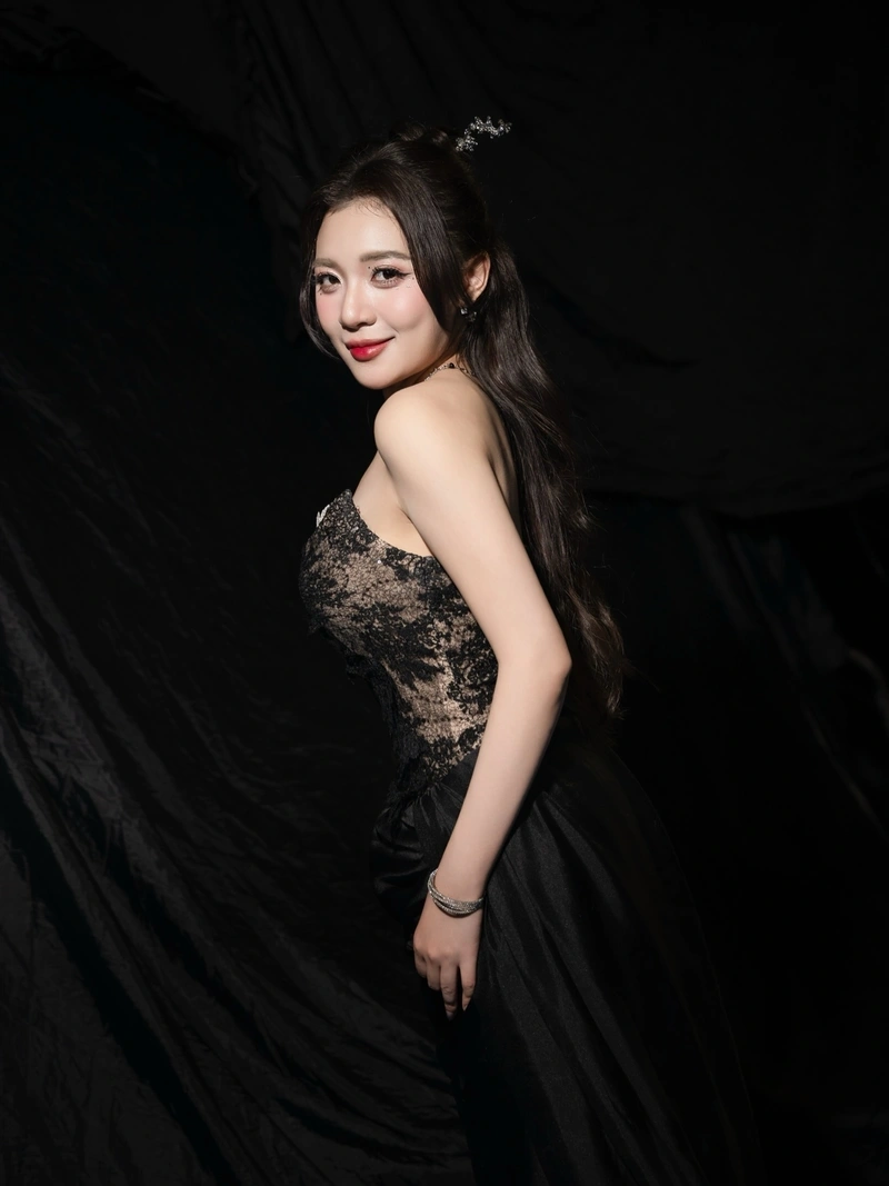 MC Phương Thảo lột đồ full body cuốn hút