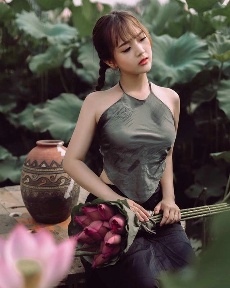 Mẫu ảnh cô nàng áo yếm với nét thanh nhã