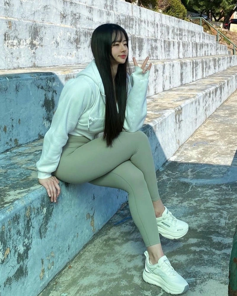 Mẫu ảnh cô nàng diện quần legging duyên dáng