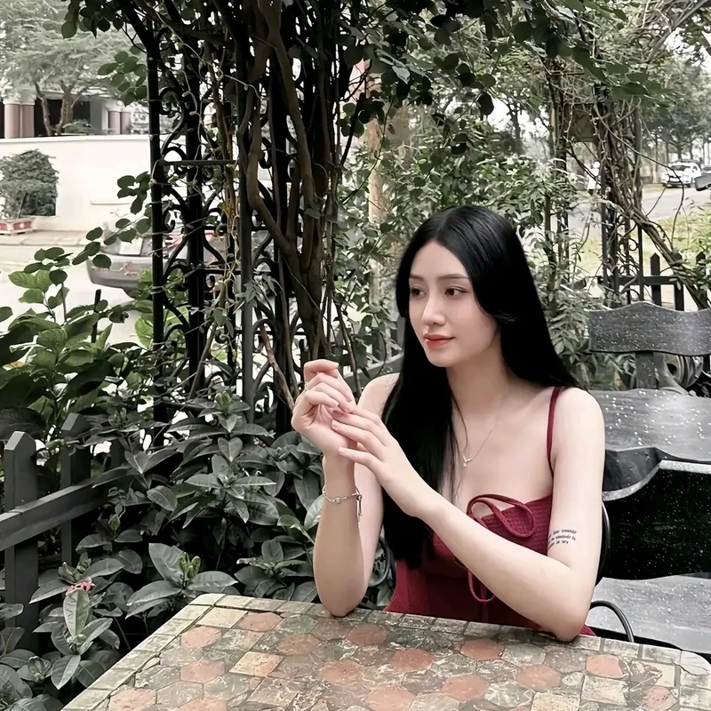 Mẫu ảnh quỳnh moon diện đồ bơi hai mảnh đầy cuốn hút