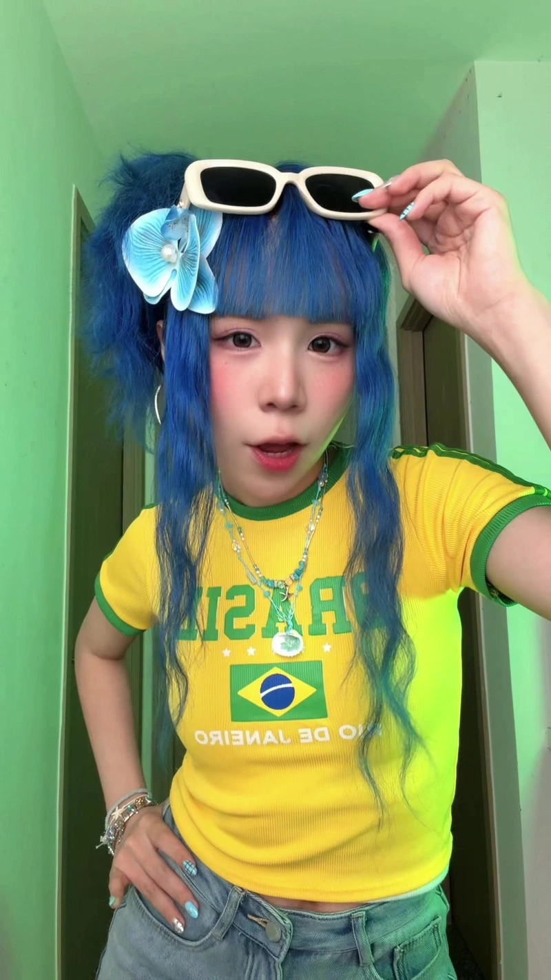 Mèo Simmy lột bikini show mông nóng bỏng