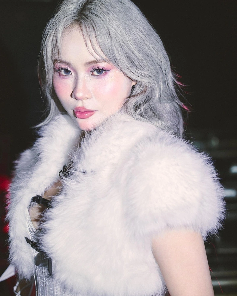 Misthy lột bikini khoe da thịt mịn