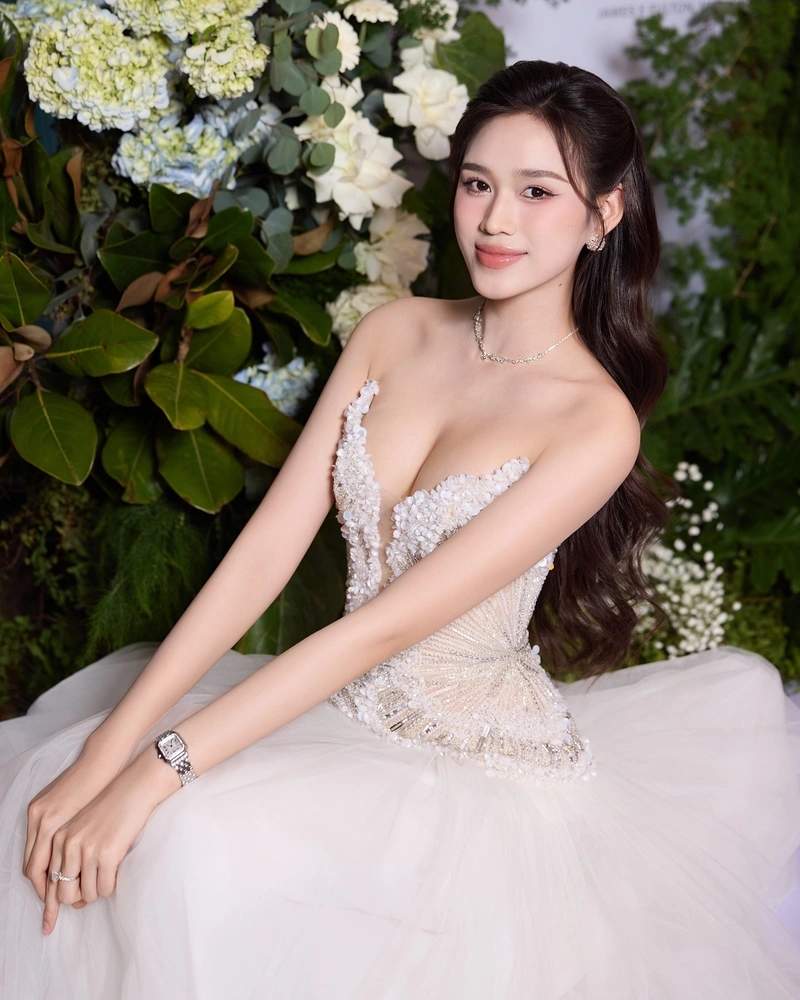 Mông Đỗ Thị Hà tròn khủng trong đồ bơi