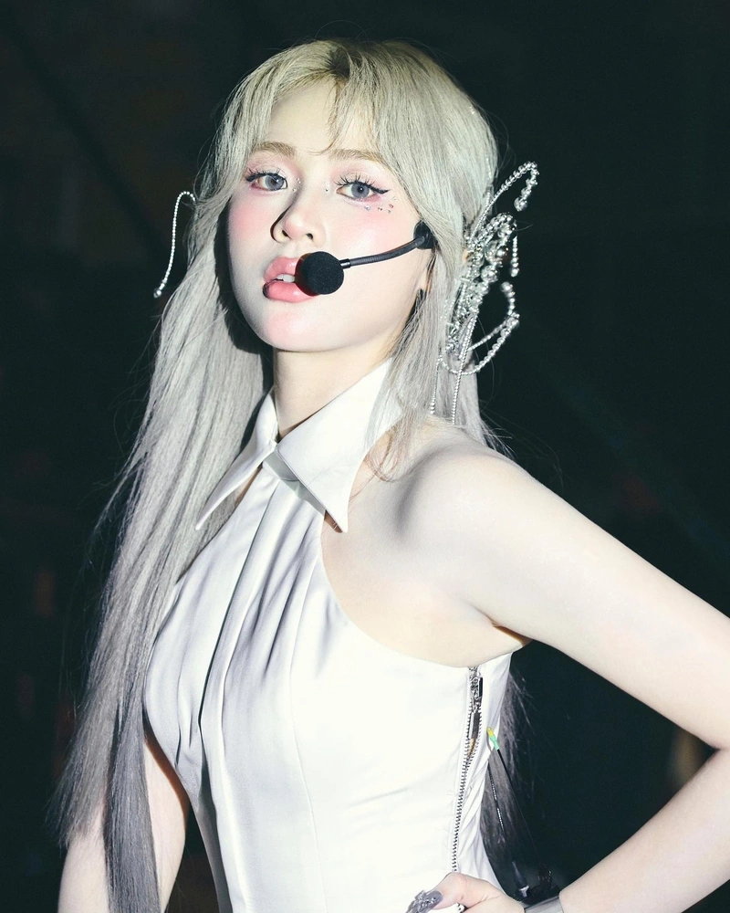Mông Misthy tròn khủng trong đồ bơi