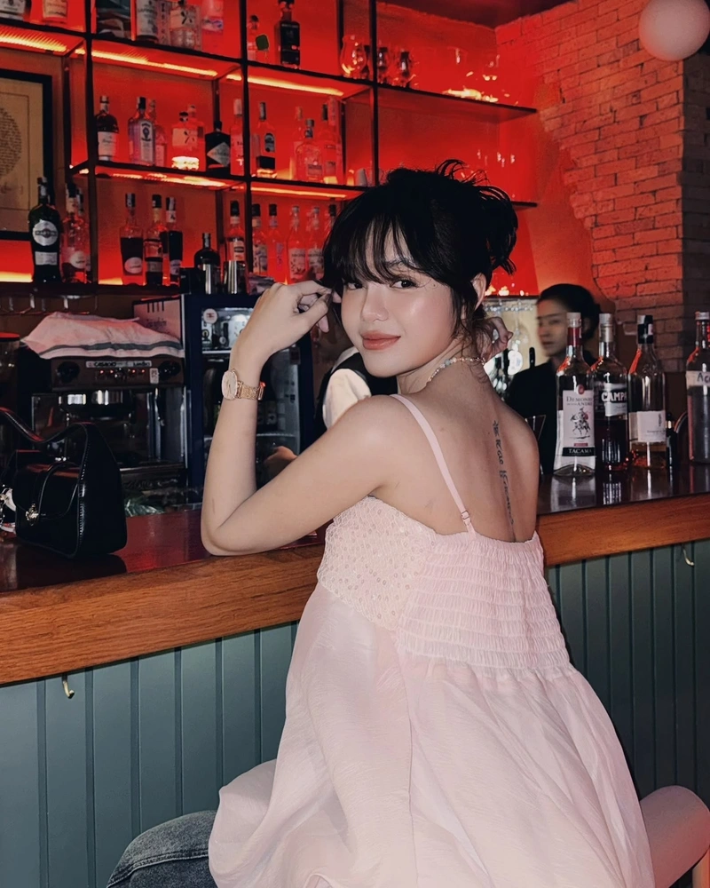 Mông Nhật Hạ tròn khủng trong đồ bơi