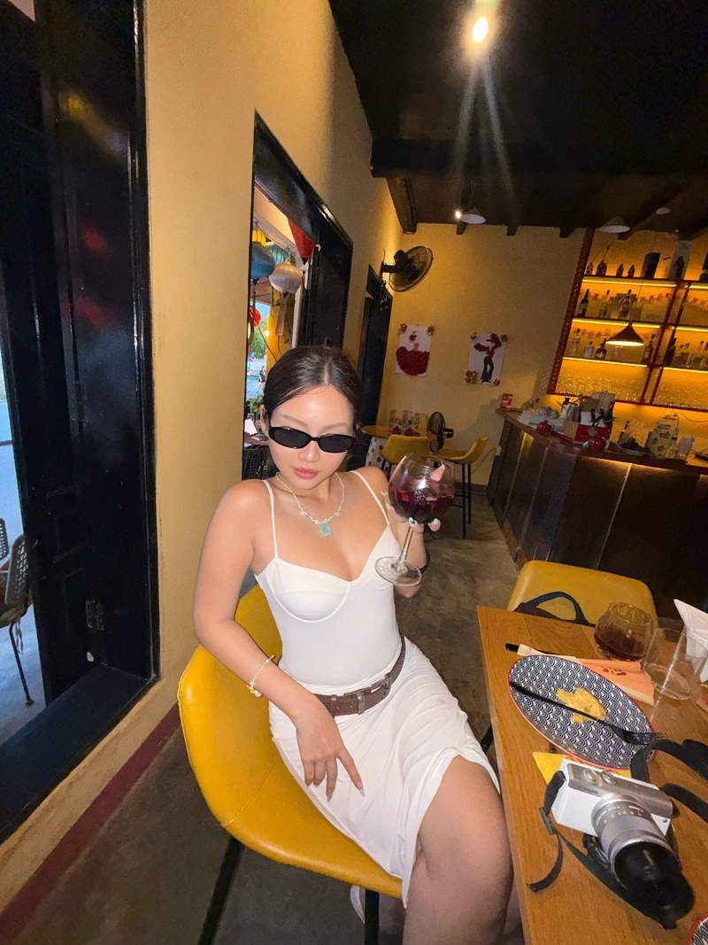 Mông Trâm Anh tròn khủng trong đồ bơi