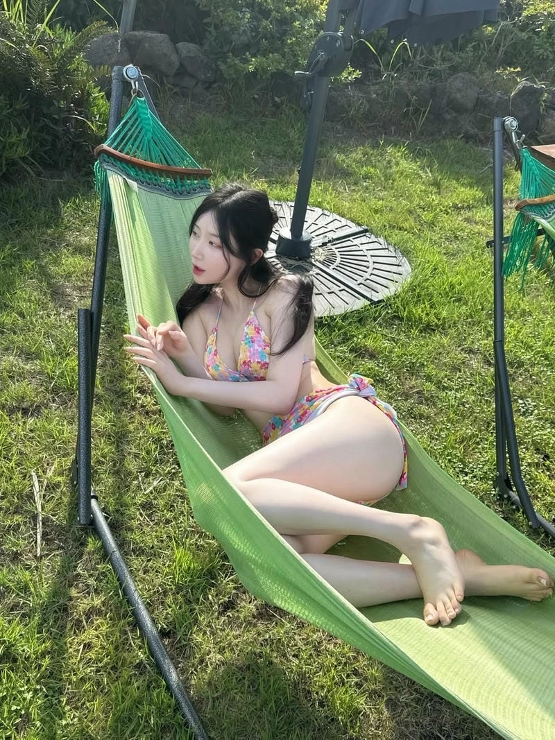 Mỹ nhân mặc đồ bơi hai mảnh khoe vóc dáng ngọc ngà