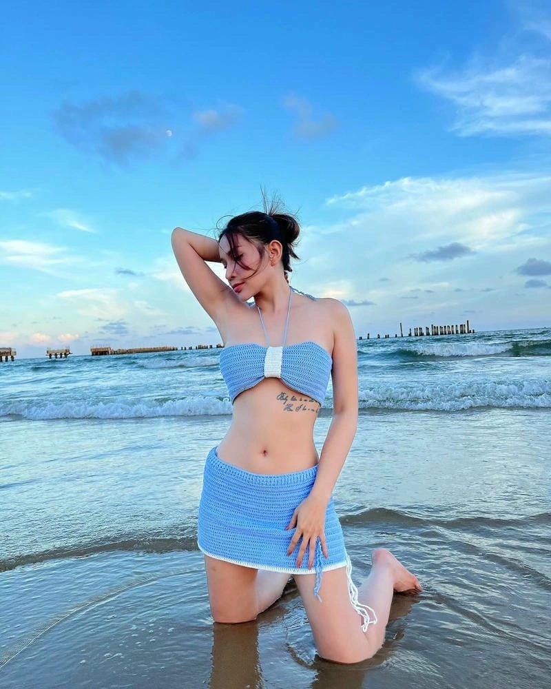 Mỹ nữ showbiz diện đồ tắm hút mắt với đường cong hoàn mỹ
