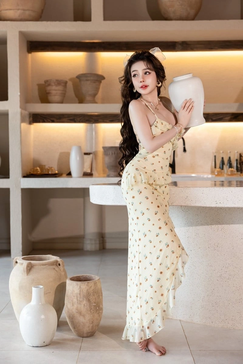 Ngân 98 bikini mỏng lộ hàng cuốn hút