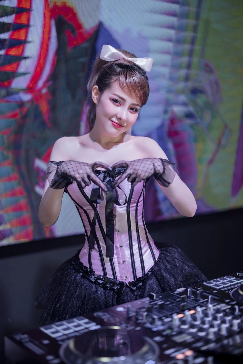 Ngân 98 diện bikini show hàng vòng 3